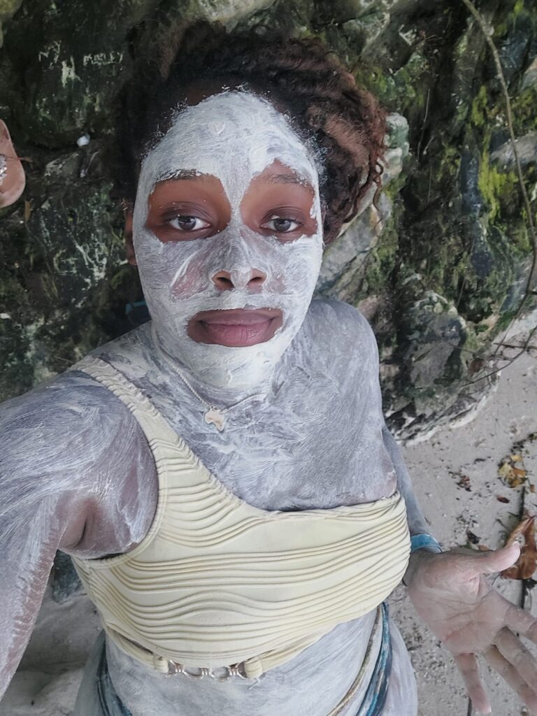 Cliente en Jamaique ayant fais un soin naturel d'argile Cliente en Jamaique ayant fais un soin naturel d'argile