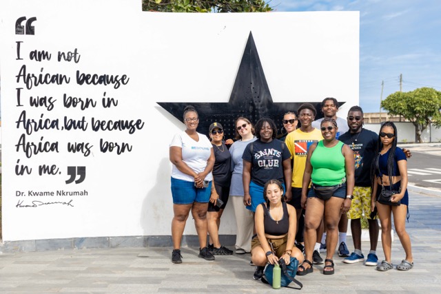 Photo de groupe au nouveau musee renove du premier president Ghaneen Photo de groupe au nouveau musee renove du premier president Ghaneen