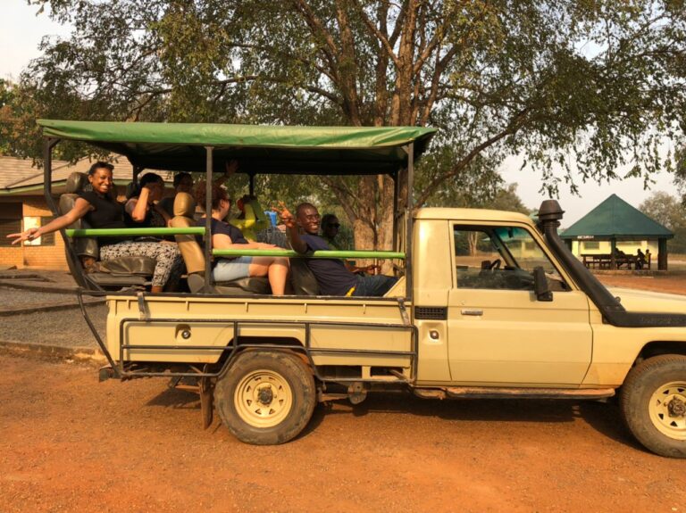 Safari de groupe au Parc national de Mole, Ghana Safari de groupe au Parc national de Mole, Ghana